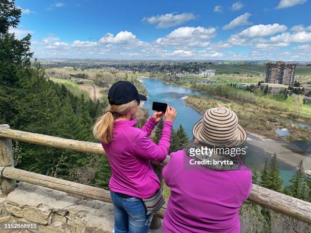 fotograferen van het uitzicht tijdens een wandeling, calgary, canada - iphone 8 stockfoto's en -beelden
