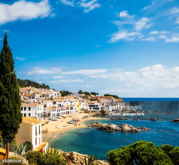 la costa brava ciudad costera de calella de palafrugell - calella de palafrugell fotografías e imágenes de stock