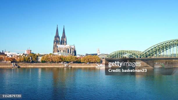 de dom van keulen-duitsland een van de wereldberoemde kathedraal - köln skyline stockfoto's en -beelden