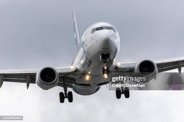 alaska airlines 737 windy landing. - boeing 737 landing stock pictures, royalty-free photos & images