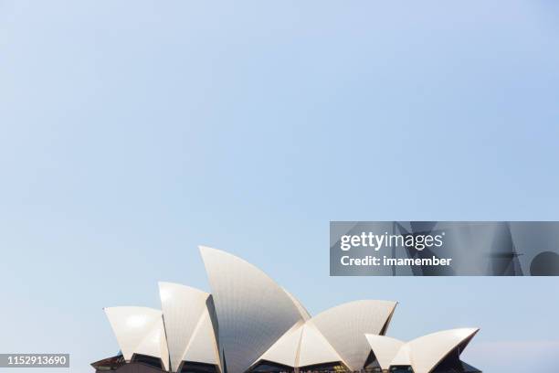 sydney opera house the sails, su cielo blu, sfondo con spazio di copia - teatro lirico foto e immagini stock