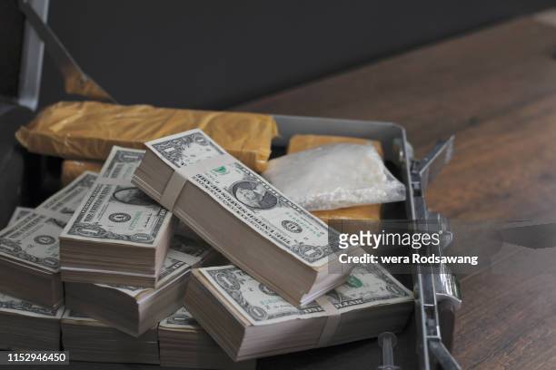 drug trafficking and money laundering, organized crime,  bulk cash smuggling - money laundering fotografías e imágenes de stock