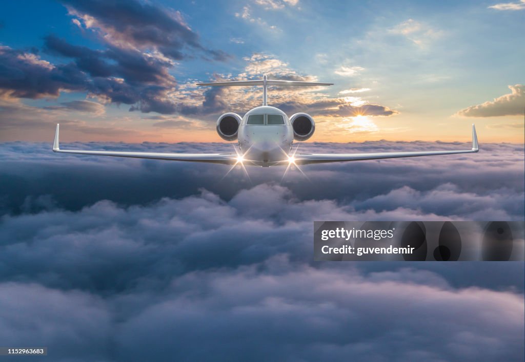 雲の上を飛ぶプライベートジェット