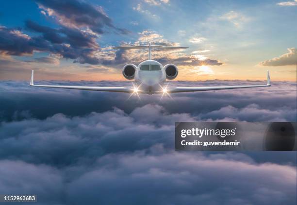 prive-jet vliegen over de wolken - private jet stockfoto's en -beelden