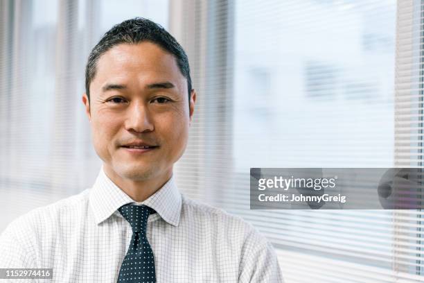 ritratto di giapponese professionista sorridente verso la macchina fotografica - chief administration office foto e immagini stock