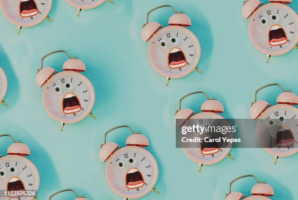 pink alarm clock in pastel colorful background.top view - instrumento de tiempo fotografías e imágenes de stock
