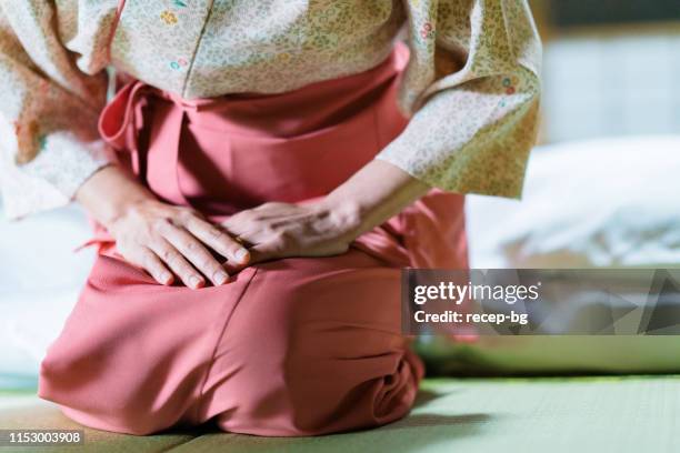 saluto irriconoscibile del proprietario della locanda giapponese - ryokan foto e immagini stock