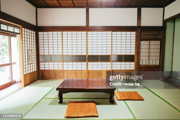 stanza ryokan vuota - porta fusuma foto e immagini stock