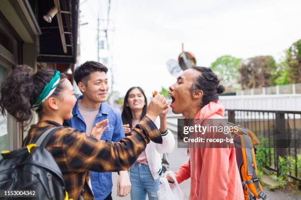 groep van multi-etnische vrienden het delen van straat eten - jamaicaanse etniciteit stockfoto's en -beelden