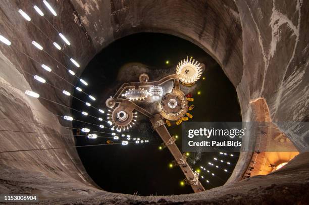 turda salt mine in turda, transylvania, romania - zoutmijn stockfoto's en -beelden