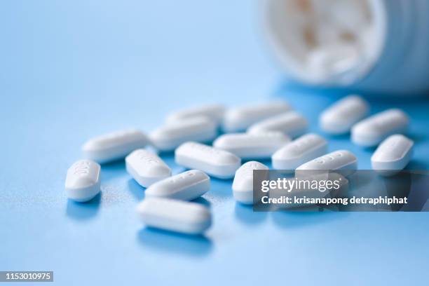 medicine, paracetamol,white pills. - pijnstiller stockfoto's en -beelden