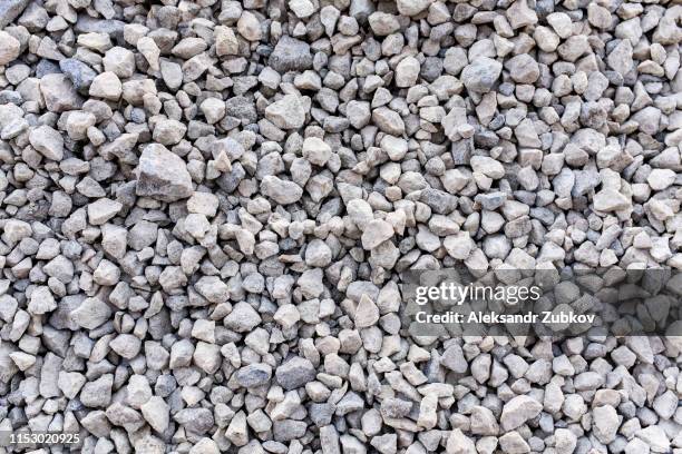 mound of granite gravel, stones, crushed stone close-up. rough seamless texture, construction material background. - schottergestein stock-fotos und bilder