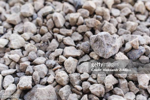 mound of granite gravel, stones, crushed stone close-up. rough seamless texture, construction material background. - minirock stock pictures, royalty-free photos & images