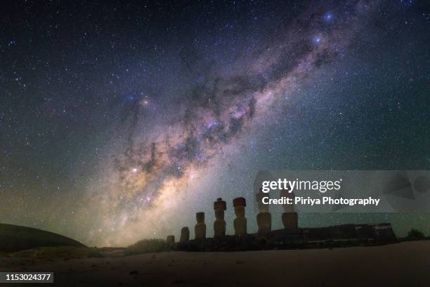 moai with stars - ilha de páscoa imagens e fotografias de stock