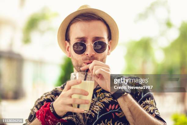 132点の男性のみ 飲む ストロー 一人 座るのストックフォト Getty Images 132点の男性のみ 飲む ストロー 一人 座るのストックフォト Getty Images