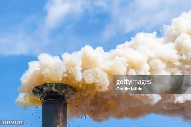 la contaminación atmosférica - chimenea industrial fotografías e imágenes de stock