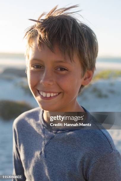 portrait of a smiling boy aged 11-12 years old on the beach - 12 13 years photos photos et images de collection