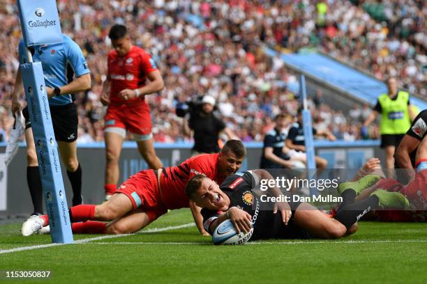 Henry Slade of Exeter Chiefs touches down for his team's fourth try during the Gallagher Premiership Rugby Final between Exeter Chiefs and Saracens...