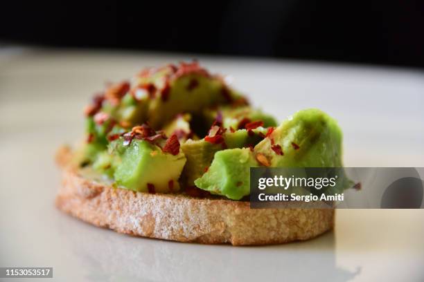 homemade avocado on toast - avocato oil fotografías e imágenes de stock