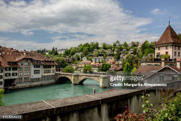 beautiful bern old town and aare river on a sunny day - ville de berne photos et images de collection