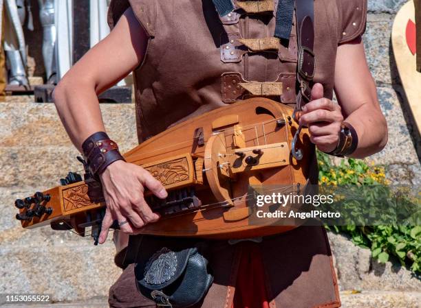 medieval popular music - the drummer - middeleeuws stockfoto's en -beelden
