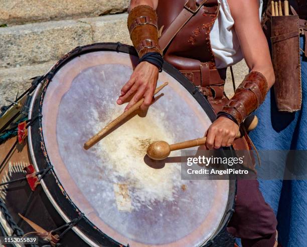 medieval popular music - the drummer - baquetas stockfoto's en -beelden