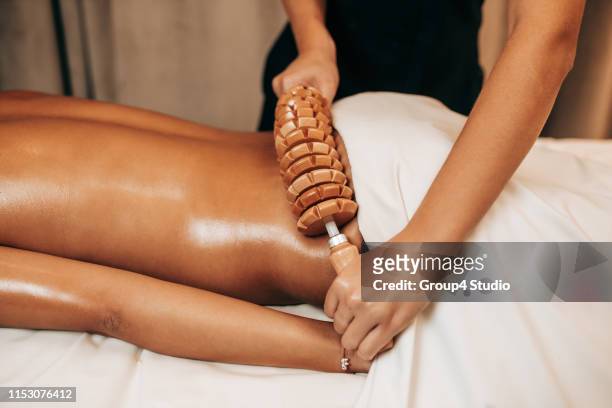 anti celluliter massage - cellulit bildbanksfoton och bilder