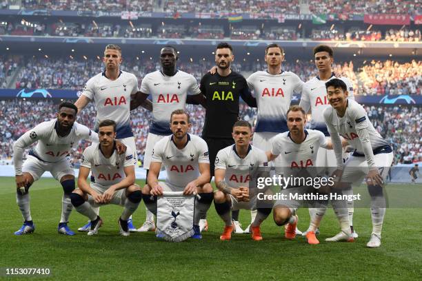 Tottenham Hotspur players pose for a team photograph prior to the UEFA Champions League Final between Tottenham Hotspur and Liverpool at Estadio...