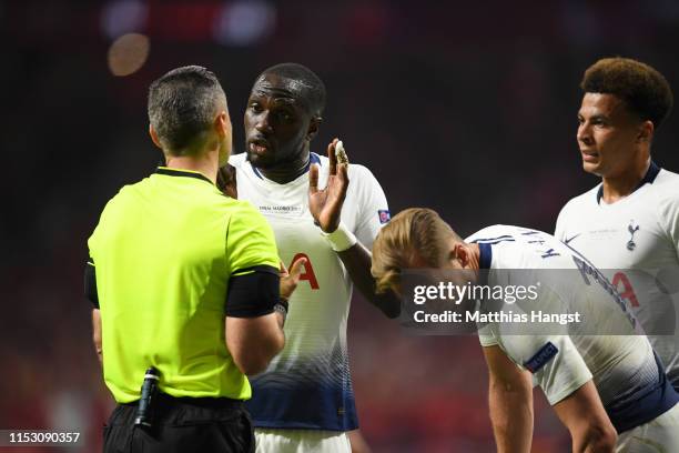 Moussa Sissoko of Tottenham Hotspur speaks with match referee Damir Skomina during the UEFA Champions League Final between Tottenham Hotspur and...