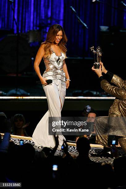 Beyonce accepts Best R&B Video award for "Check On It from host Jack Black