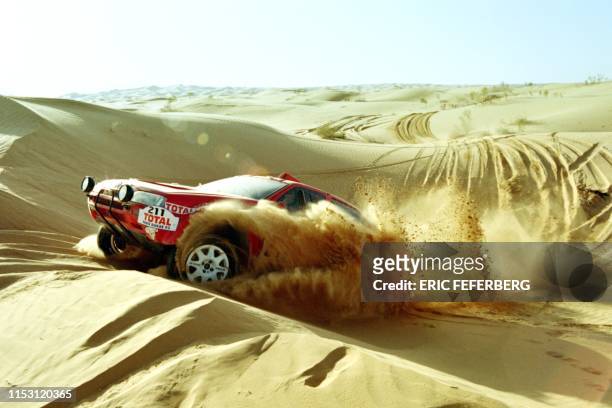 Finnish Ari Vatanen rides his Citroen ZX during the 2nd stage between Beni Ounif and El Golea of the Dakar Rally, on January 6, 1993.