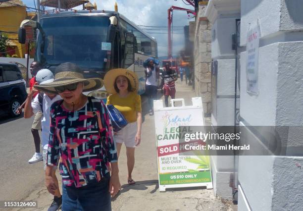 Hip Strip, en Montego Bay y popular entre los turistas, tiene dos dispensarios de marihuana medicinal donde con una tarjeta médica de un médico...