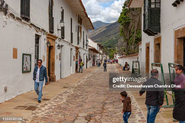 villa de leyva, colombia - looking up carrera 9 close to where it meets calle 13 in the historic 16th century colonial town - carrera de calle stock pictures, royalty-free photos & images