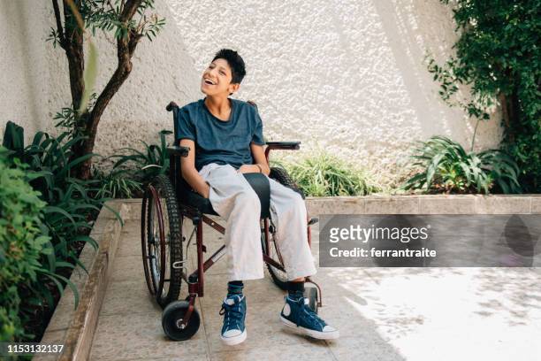 tiener jongen met cerebrale parese - cerebal palsy stockfoto's en -beelden