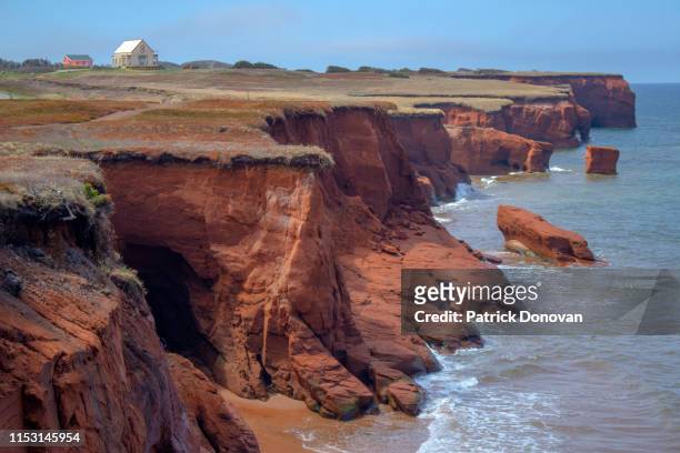 red cliffs, iles-de-la-madeleine, quebec - islas de la magdalena fotografías e imágenes de stock