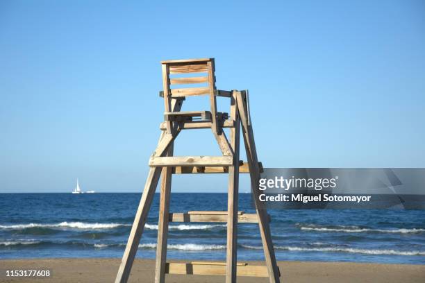 beach lifeguard stand - lifeguard tower fotografías e imágenes de stock