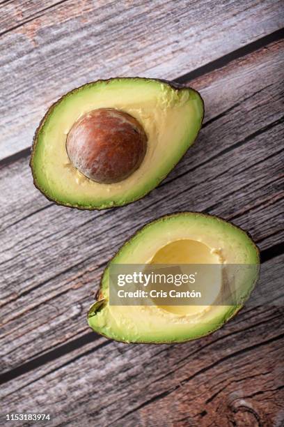 avocado - avocado slices fotografías e imágenes de stock