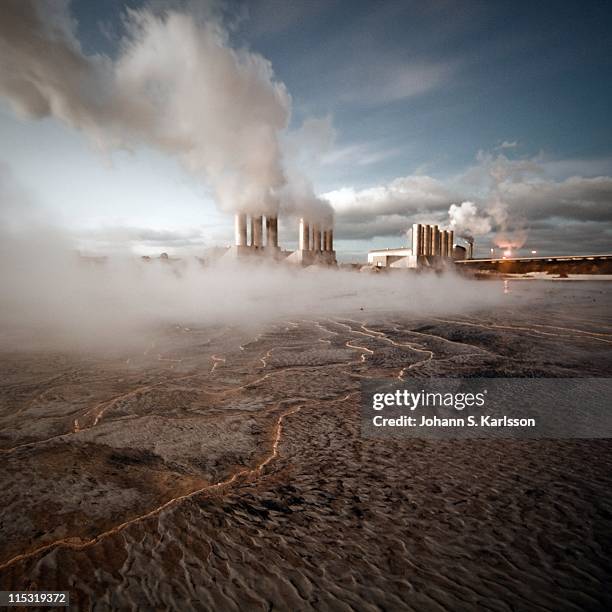 geothermal power plant - geothermische centrale stockfoto's en -beelden