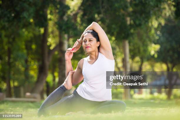 vrouw in yoga asana-stock image - sports india stockfoto's en -beelden