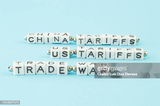 trade wars with u.s  and chinese. us tariffs - world showdown of esports stockfoto's en -beelden