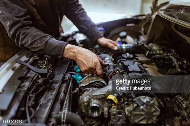 auto monteur - dirty car stockfoto's en -beelden