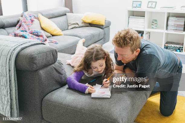 daddy and daughter - drawing together - armbrott bildbanksfoton och bilder