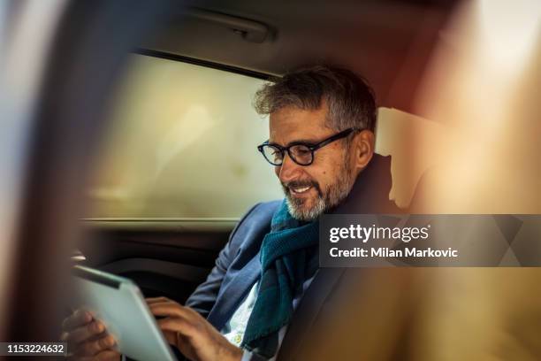 senior busiessman in de auto - wealth stockfoto's en -beelden