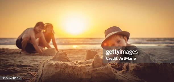 lycklig liten pojke och hans far bygga sands lott på stranden - sand castle bildbanksfoton och bilder