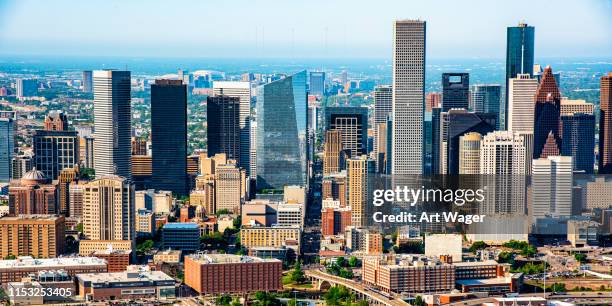 los rascacielos del centro de houston - houston skyline fotografías e imágenes de stock