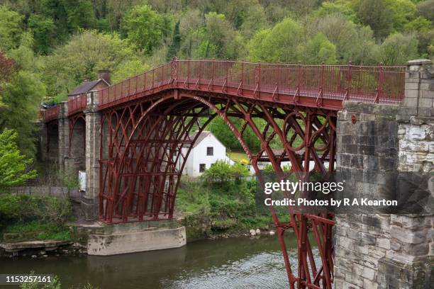 the famous iron bridge of ironbridge, shropshire, england - shropshire stockfoto's en -beelden