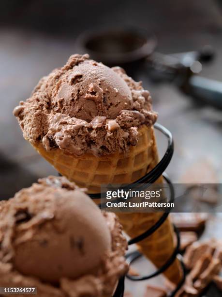 double crème glacée de morceau de chocolat dans un cône de gaufre - glace au chocolat photos et images de collection