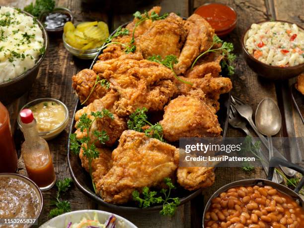 gebraden kip feest - gefrituurde kip stockfoto's en -beelden