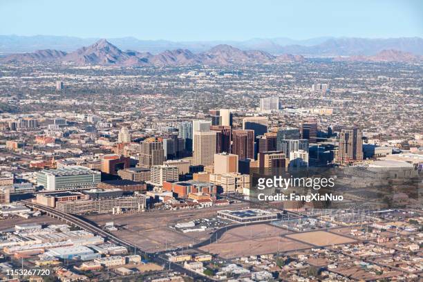 downtown phoenix luchtfoto van vliegtuig - phoenix arizona stockfoto's en -beelden