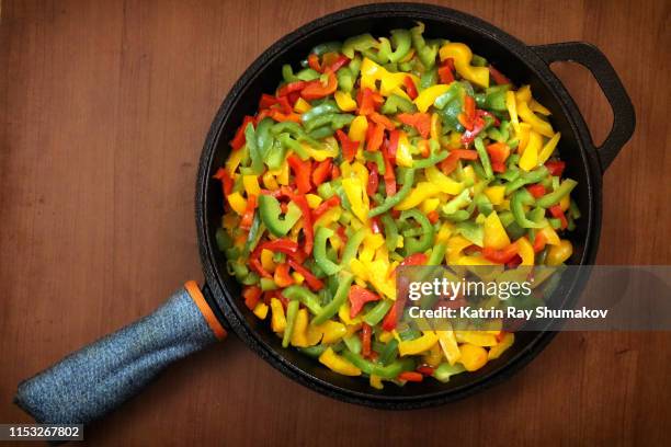 sautéed colourful bell peppers - yellow bell pepper stock-fotos und bilder